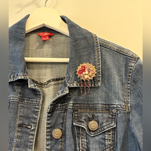 Ornate Antiqued Metal Sparkling Brooch Pin Unisex - Picture 5 of 9